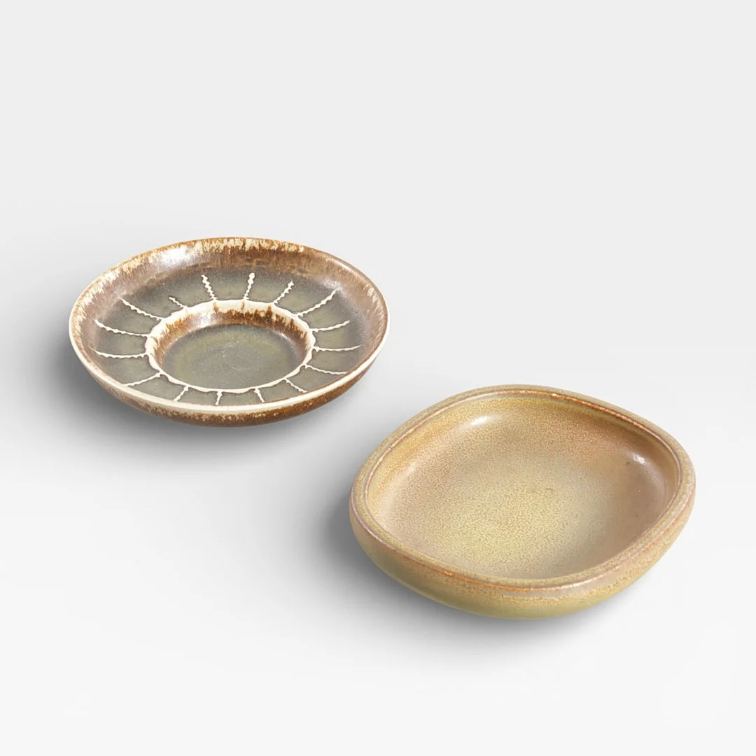 NILS THORSSON / GERD BØGELUND. To skåle/fade, glasur solfatara, glaseret stentøj, grønlig/brunlig. Udført for Royal Copenhagen, Danmark. (2). — European — Woxholt Auktionshus