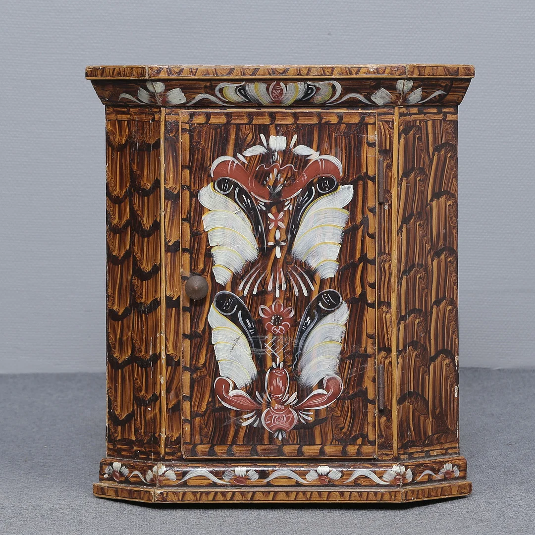 HÖRNSKÅP, KURBITSMÅLAT, 1900-TAL. — Cupboards, Cabinets & Shelves — Auktionskammaren Sydost Kalmar