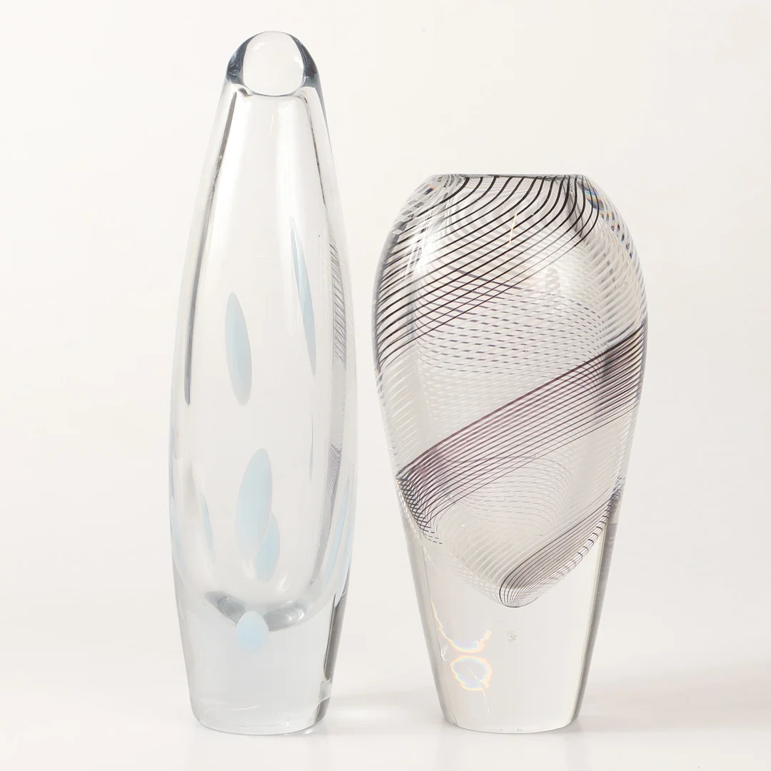 VASER, 2 stycken, glas, bl. a. Vicke Lindstrand. — Art glass — Helsingborgs Auktionskammare