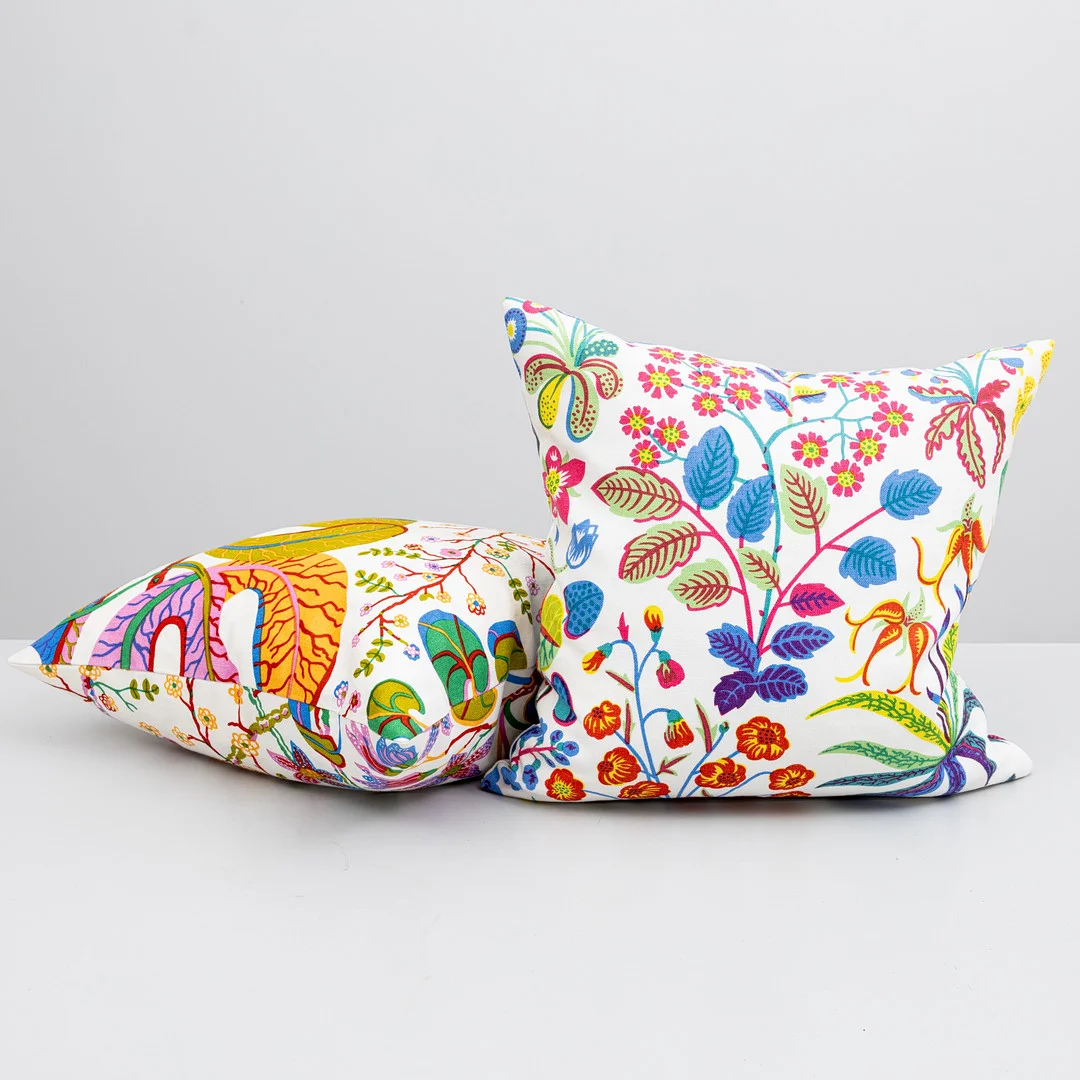 JOSEF FRANK. Kuddar, 2 st, textil "Teheran" samt "Under Ekvatorn", etikettmärkta, Firma Svenskt Tenn. — Textiles — Auktionshuset Kolonn