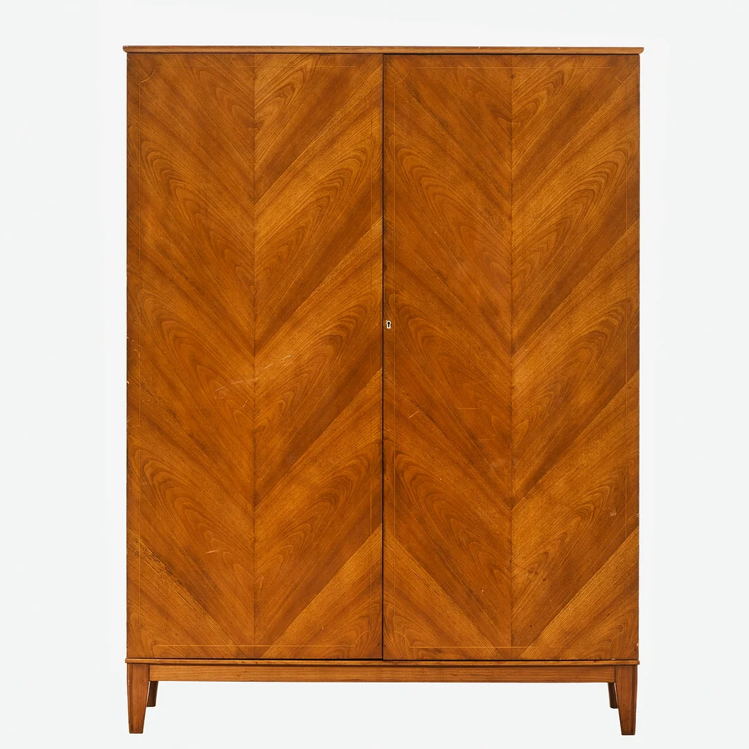KLÄDSKÅP, swedish modern, Nordiska Kompaniet 1945, fanerat med valnöt. — Cupboards, Cabinets & Shelves — Stockholms Auktionsverk Göteborg