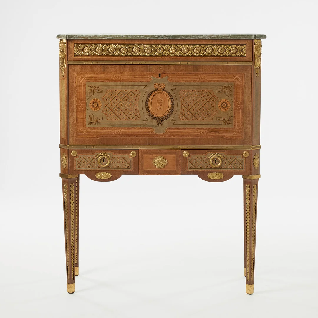 SEKRETÄR, Gustaf L Sahlholm 1907, efter Haupt, gustaviansk stil, fanerad i olika trädslag, skiva i marmor. — Chests of drawers — Stockholms Auktionsverk Magasin 5