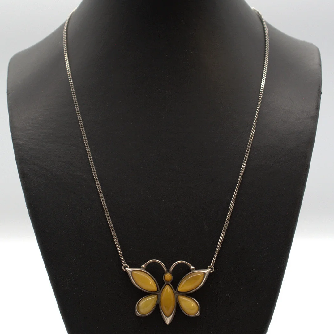 DESIGNER COLLIER, STERLINGSILBER ALS PLASTISCHER SCHMETTERLING, BESETZT MIT MEHREN BUTTERSCOTCH BERNSTEIN CABOCHONS, 20. JAHRHUNDERT. — Necklace — Kunst- und Auktionshaus Kleinhenz