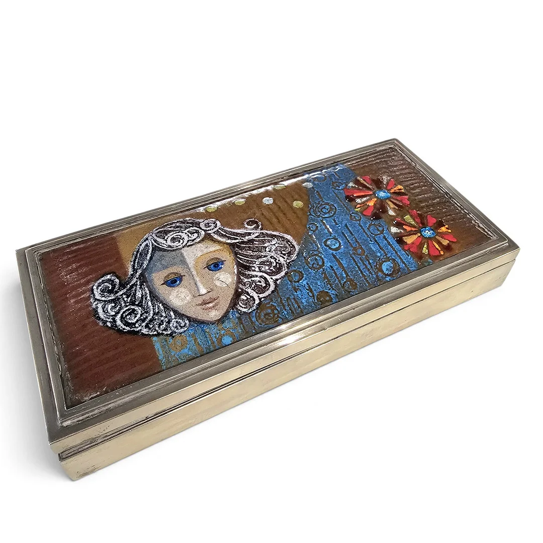 Caja con esmalte de "Rostro de mujer" en vivos colores y plata. — Pewter, Brass & Copper — Arce Auctions
