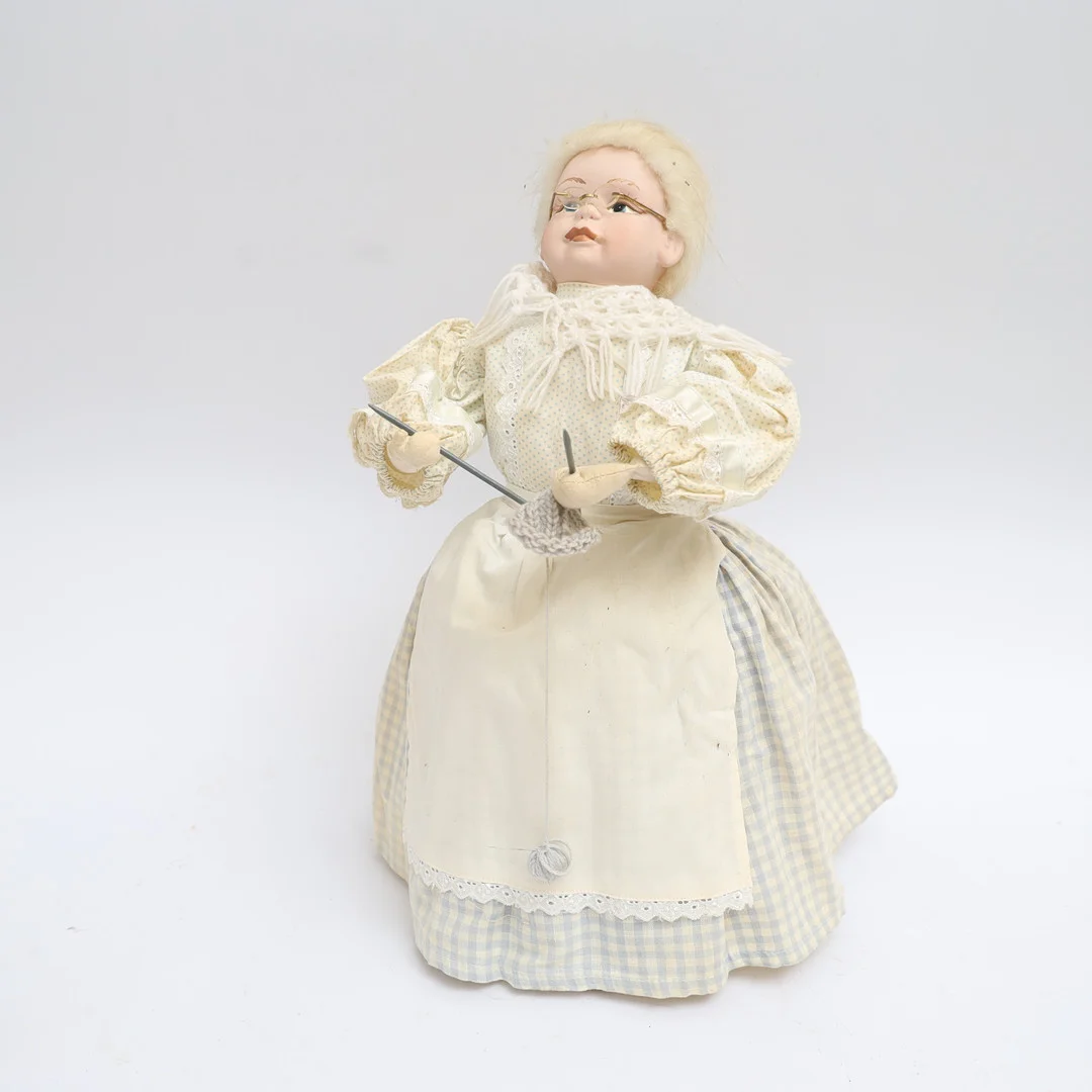 TEHUV, föreställande stickande kvinna, huvud av porslin, 1900-tal. — Textiles — Falun Auktionsbyrå
