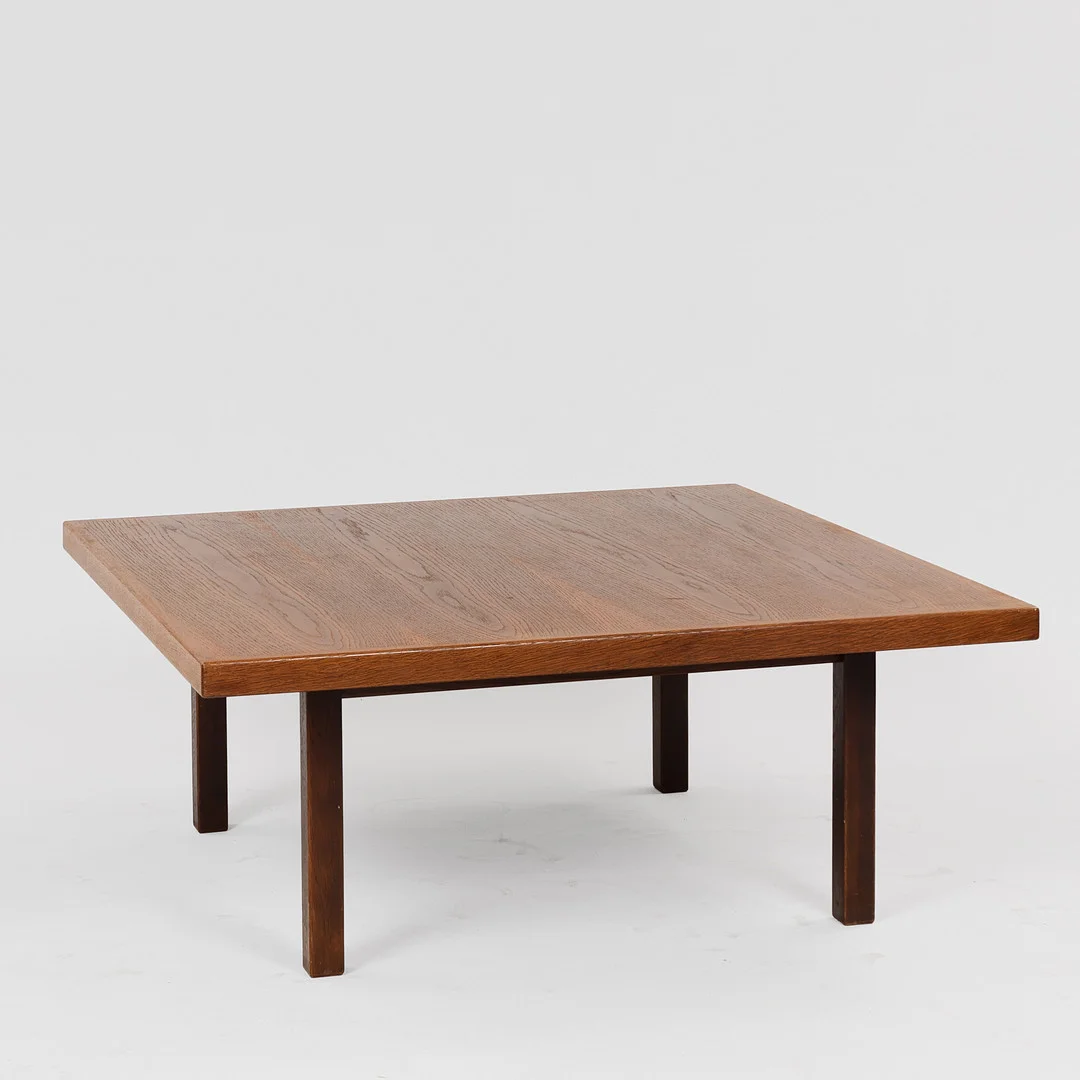 HANS J WEGNER. Stort, kvadratisk sofabord af røget egetræ, Getama, Danmark, 1950/60'erne. — Coffee Tables — Palsgaard Kunstauktioner