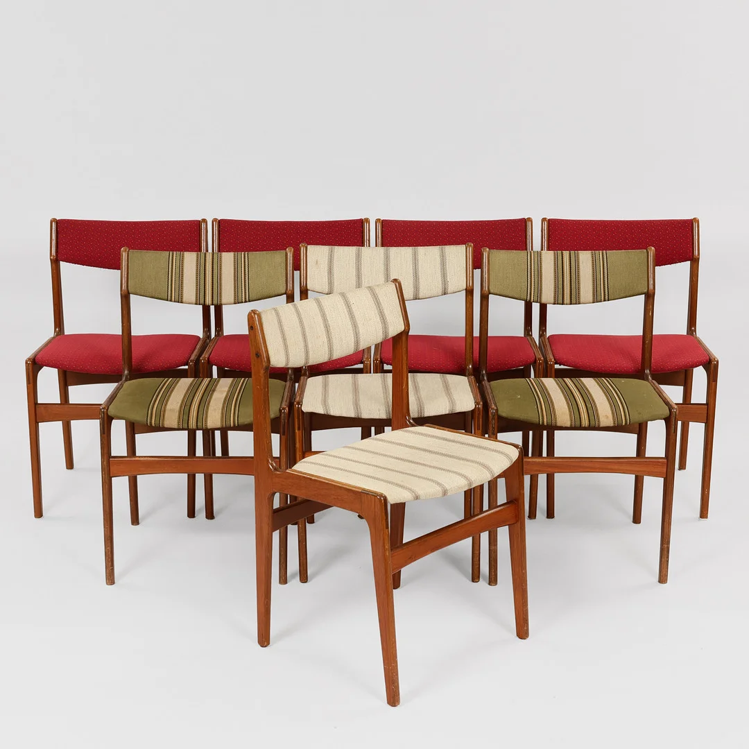 ERIK BUCH (1923–1982). TILSKREVET. Sæt på otte stole af teakfiner, sæder og ryg betrukket med skai, Nova Stolefabrik, Danmark, 1960'erne, (8). — Armchairs & Chairs — Palsgaard Kunstauktioner