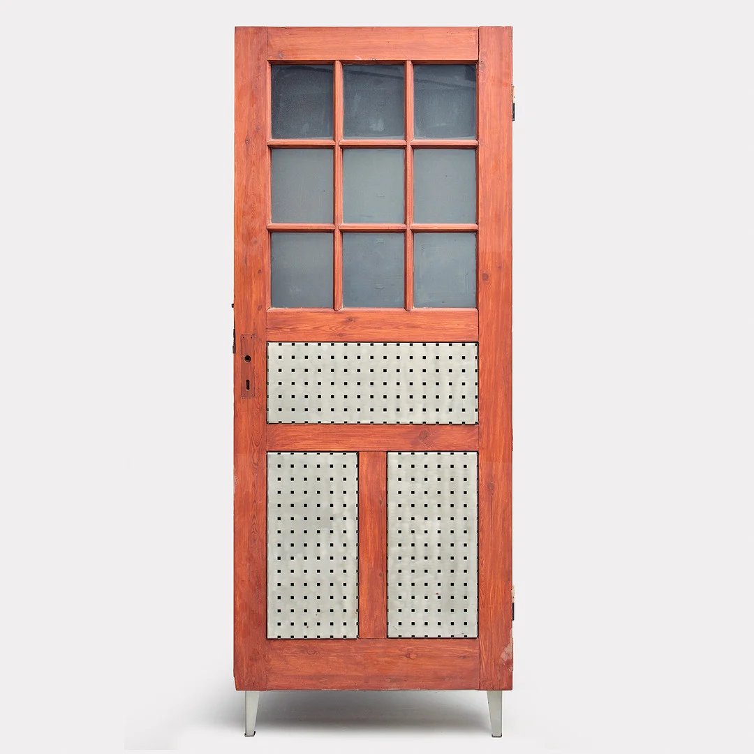 VITRINSKÅP, Mittbrodts möbleri, Borgholm. Trä, metall och glas. — Cupboards, Cabinets & Shelves — Uppsala Auktionskammare