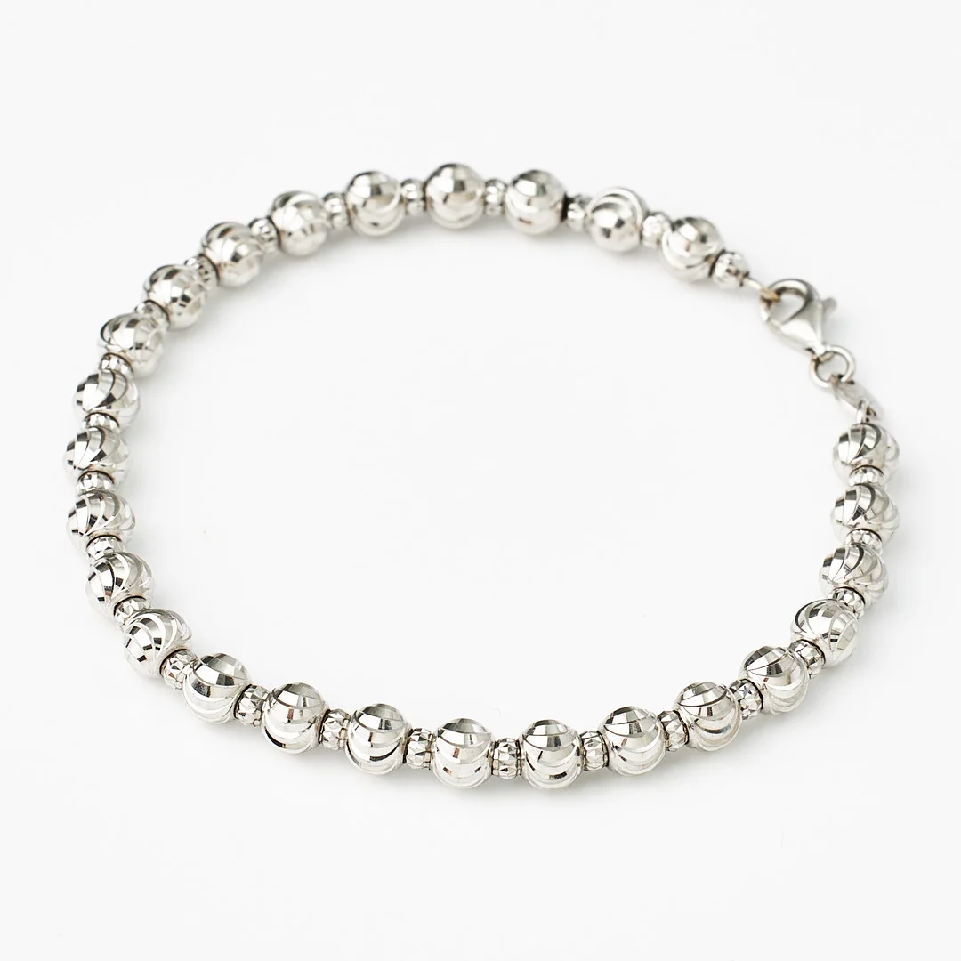 ARMBAND, 18 k vitguld, blankslipade kulformationer med mellanliggande lameller med fasetterad dekor, karbinhake, Italien, italiensk kontrollstämpel. — Bracelets — Stockholms Auktionsverk Magasin 5