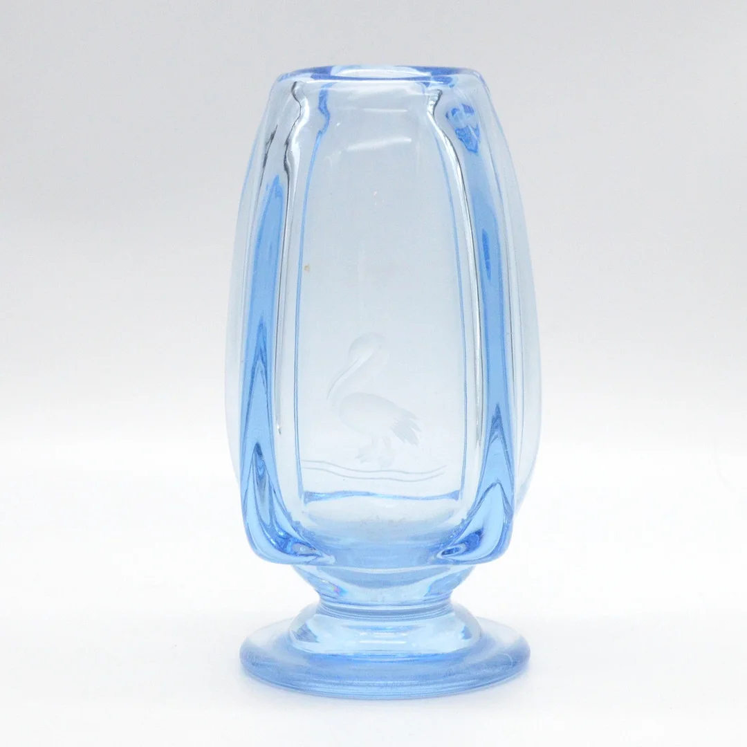 KOSTA BODA, DESIGNERVASE, KRISTALLGLAS, PELIKAN-MOTIV, SCHWEDEN, UM 1950. — Art glass — Kunst- und Auktionshaus Kleinhenz