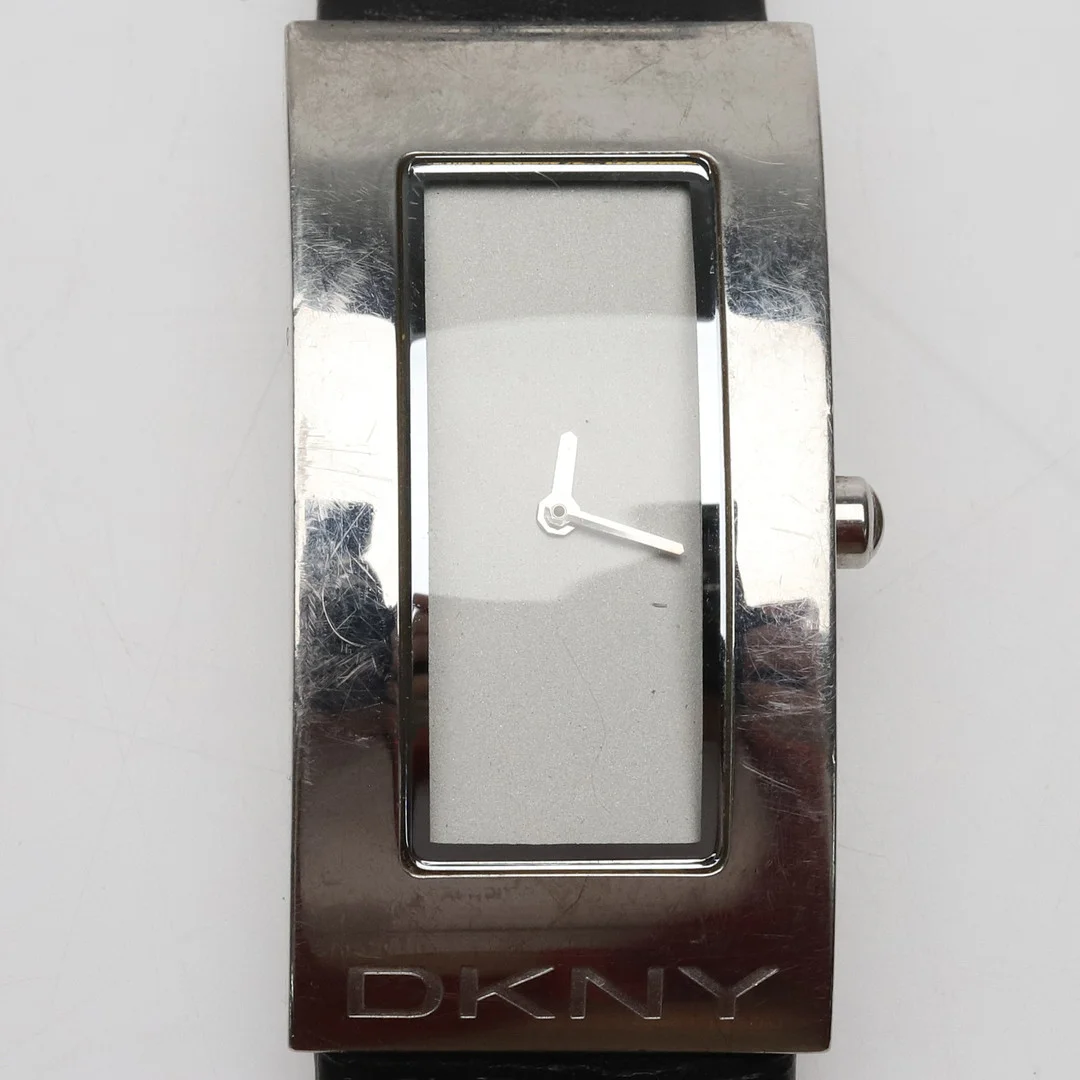 DAMARMBANDSUR, DKNY, vitmetall boett, läderarmband. — Wristwatches — Örebro Stadsauktioner