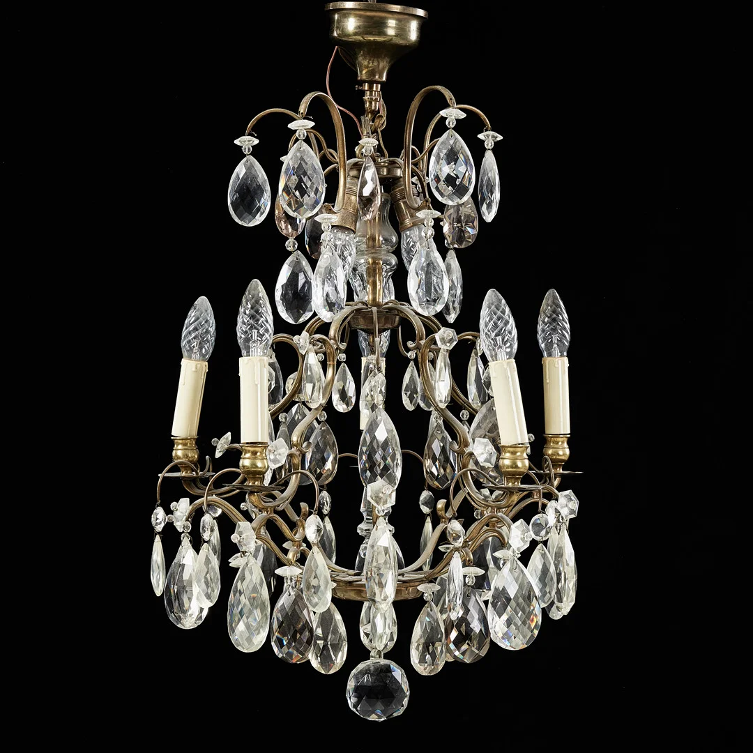 LJUSKRONA, rokokostil, 1900-tal. Stomme av metall, behängd med prismor. — Chandeliers — Stockholms Auktionsverk Magasin 5