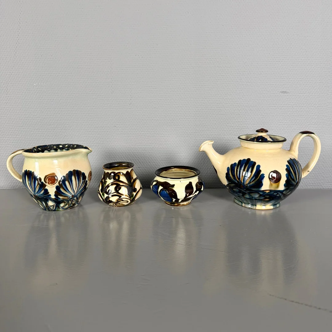HERMAN AUGUST KÄHLER (Danmark, 1846-1917). 4 st, 1910/20-tal, jugend/ skønvirke, glaserat keramik, bestående av: Tillbringare, tekanna, 2 st vaser. — European — Skandia Auktion