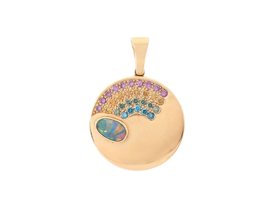 BJÖRN JÄGERSTIG, medaljong, 18K guld, öppningsbar, opal, 30 bestrålade briljantslipade diamanter ca 0,60 ctv, signerad, Stockholm 2005, höjd inklusive ögla 37 mm, vikt 16,7 g, orginaletui, spricka i opalen, saknar innerglas. (d) — Smycken/Medaljong — Kaplans