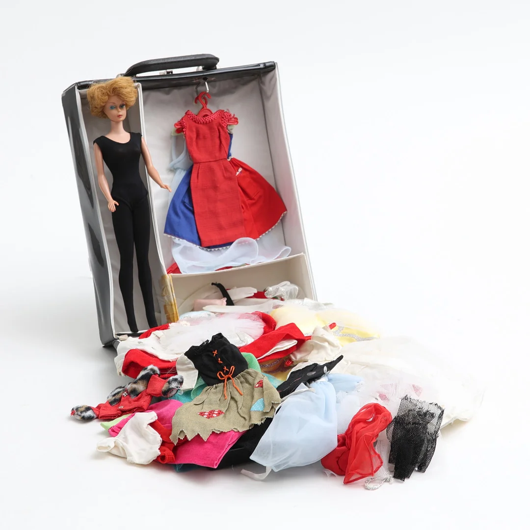 BARBIE med garderob, Mídge Mattel, 1960-tal. — Toys — Auktionshuset Thelin & Johansson