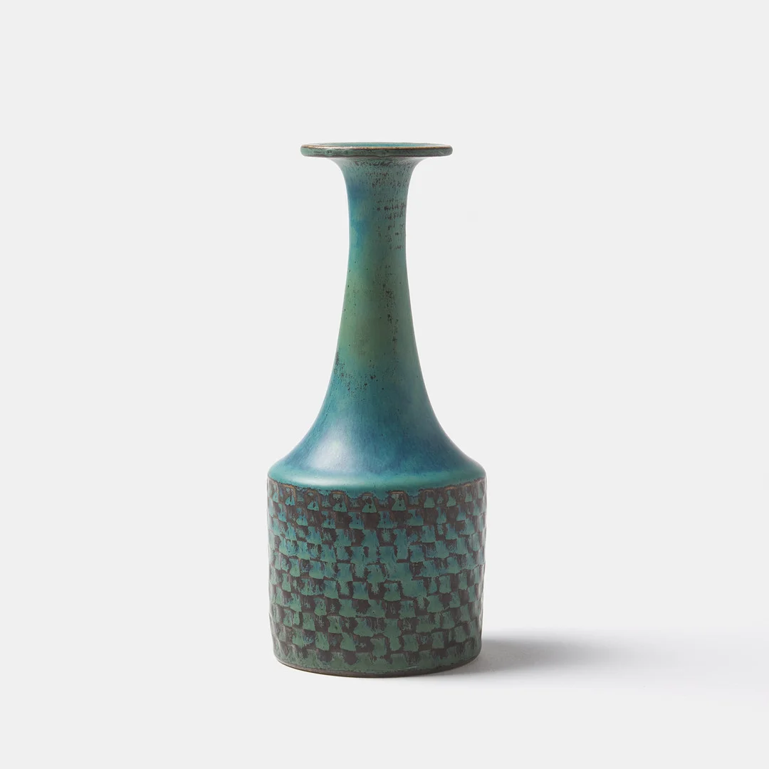 STIG LINDBERG. Vas, Gustavsbergs studio, stengods, inpressad dekor, glaserad i turkost. — European — Stockholms Auktionsverk Sickla