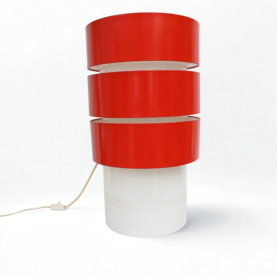 UNO KRISTIANSSON. Bord- / golvlampa, "Cylindus Skulptura", Luxus, Vittsjö. Vit plast, 2 ljuspunkter. Etikettmärkt. — Table Lamps — Falun Auktionsbyrå