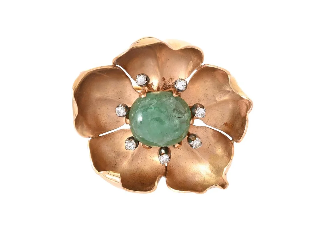 ATELIER AJOUR, brosch, 18K guld, cabochonslipad smaragd, 7 åttkantslipade diamanter ca 0,14 ctv, ca W/VS-SI, Stockholm 1947, mått 32 x 29 mm, vikt 11,7 g, 2 diamanter med nagg vid rondisten. — Smycken/Brosch — Kaplans