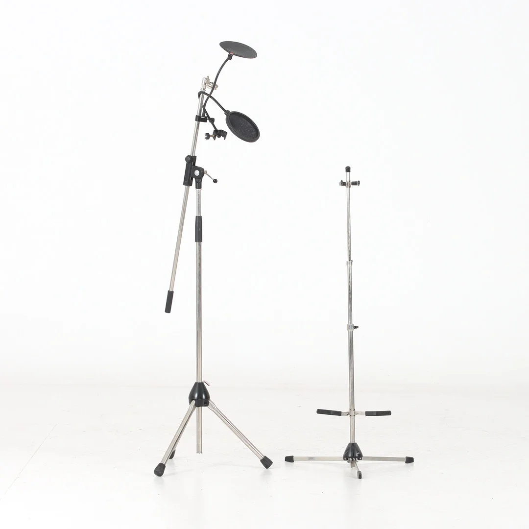 MIKROFONSTATIV och GITARRSTATIV, 2 delar. 1900-tal. — Modern consumer electronics — Stadsauktion Sundsvall