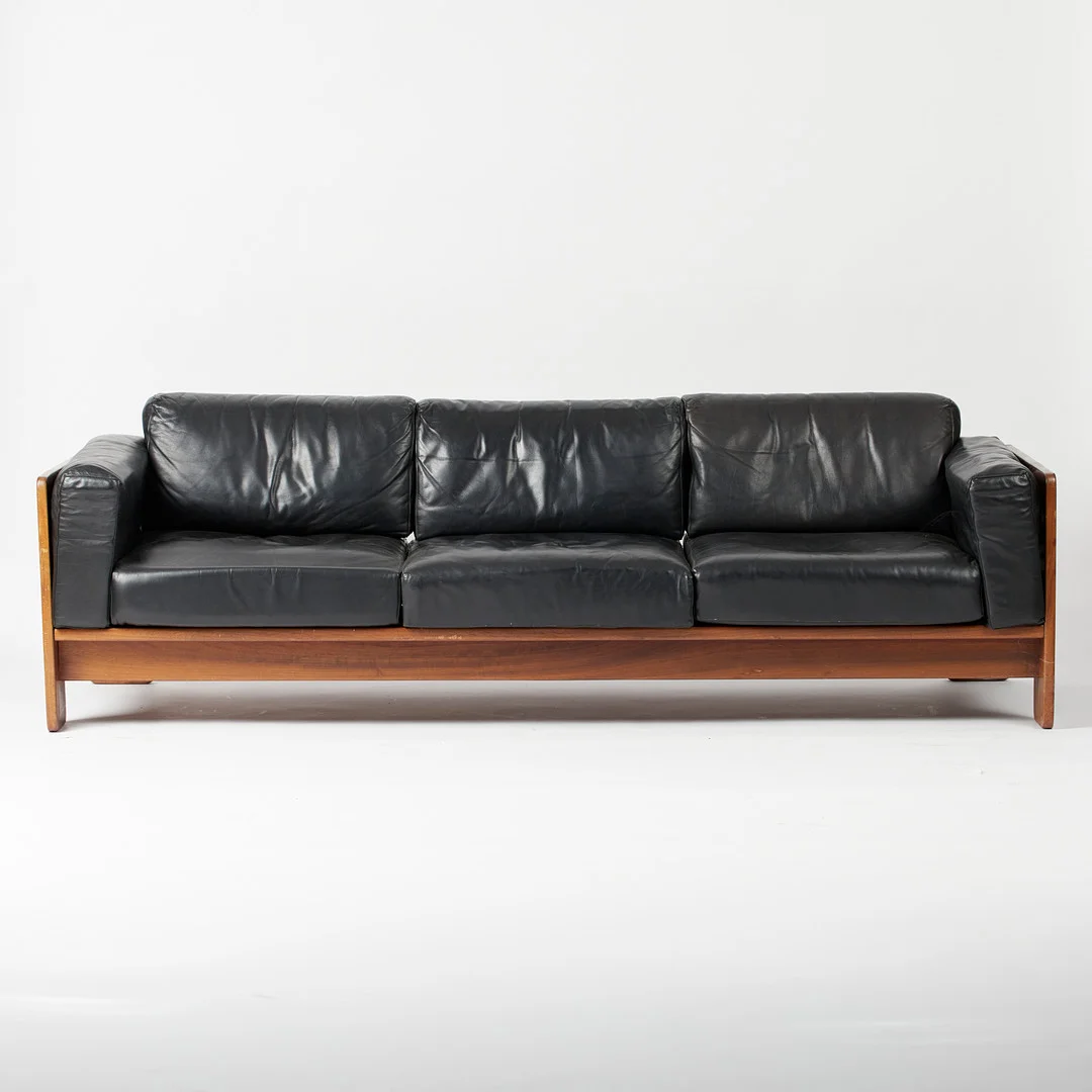 TOBIA & AFRA SCARPA. Gavina / Knoll, Dreisitzersofa / Couch, Modell 'Bastiano', Esche, Leder, Entwurf 1962, Italien. — Sofas & Seatings — Stockholms Auktionsverk Köln
