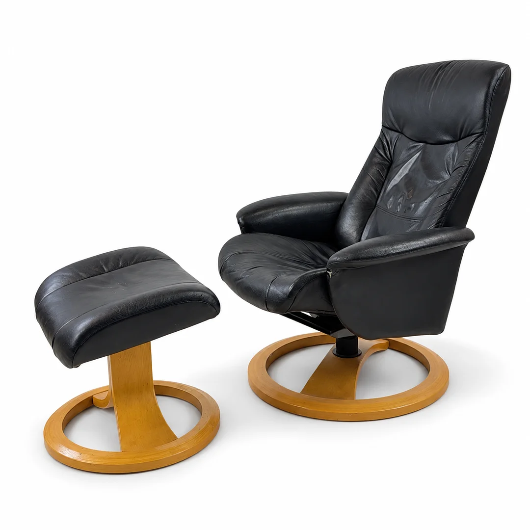 FÅTÖLJ med FOTPALL, skinnklädsel, 2000-tal. — Armchairs & Chairs — Hälsinglands Auktionsverk