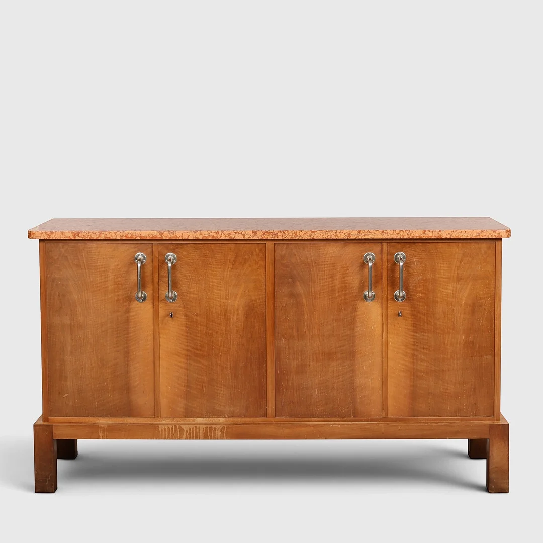 ERNST FRIEDRICH BURCKHARDT. Art deco skænk af valnøddetræ, plade af marmor i rødlig nuance. Fremstillet i 1927, Schweiz. — Cupboards, Cabinets & Shelves — Palsgaard Kunstauktioner