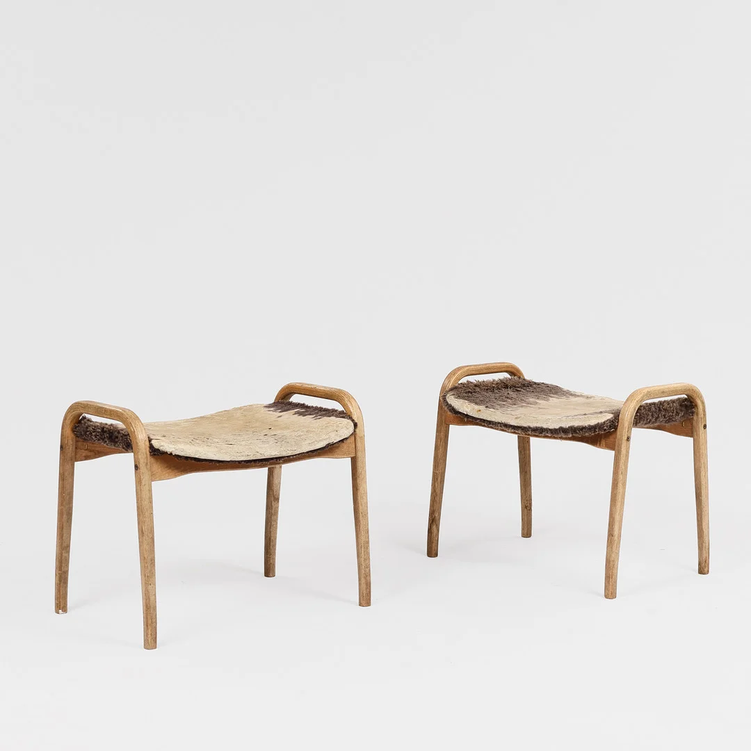 YNGVE EKSTRÖM (1913-88). Swedese, et par taburetter / fodskamler 'Lamino' af formspændt eg (2). — Armchairs & Chairs — Palsgaard Kunstauktioner