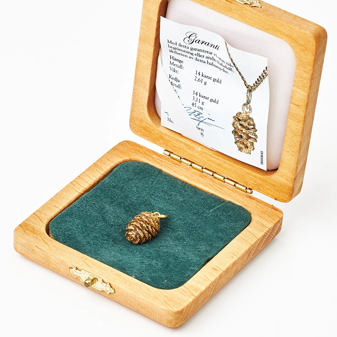 HÄNGE, 14 k guld, i form av en grankotte, Nordic Moneta AB, Finland. — Brooches & Pendants — Stockholms Auktionsverk Magasin 5