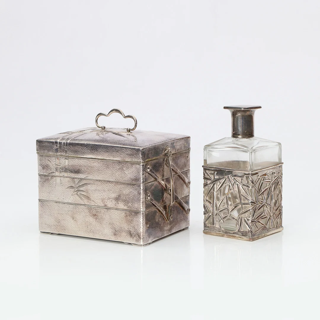 SMYCKESSKRIN SAMT PARFYMFLAKONG. Sterlingsilver med glasflaska resp. träinredning. 1900-tal. — Silver — Skånes Auktionsverk