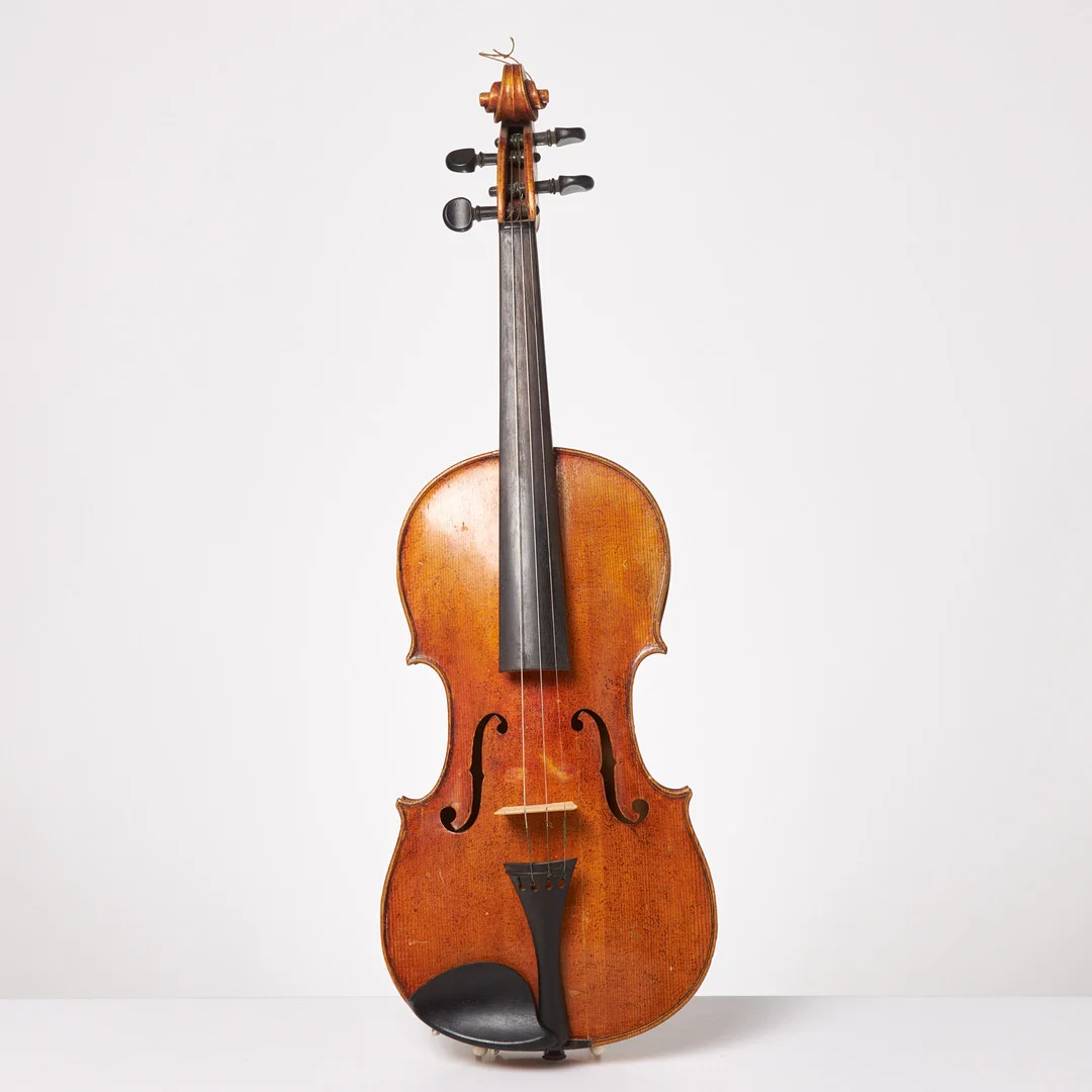 VIOLIN. Etikett "Nicolaus Amatus fecit in Cremona 16**", ljus orangetonad lack. — Musical instruments — Stockholms Auktionsverk Sickla