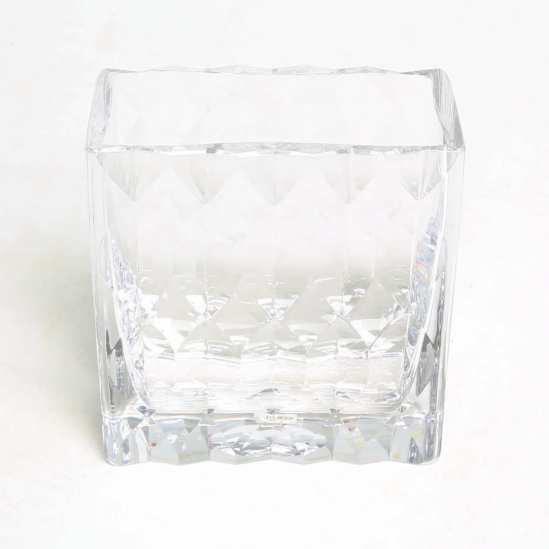 VAS, glas, Kosta Boda, slipad dekor, osignerad. — Art glass — Kalmar Auktionsverk