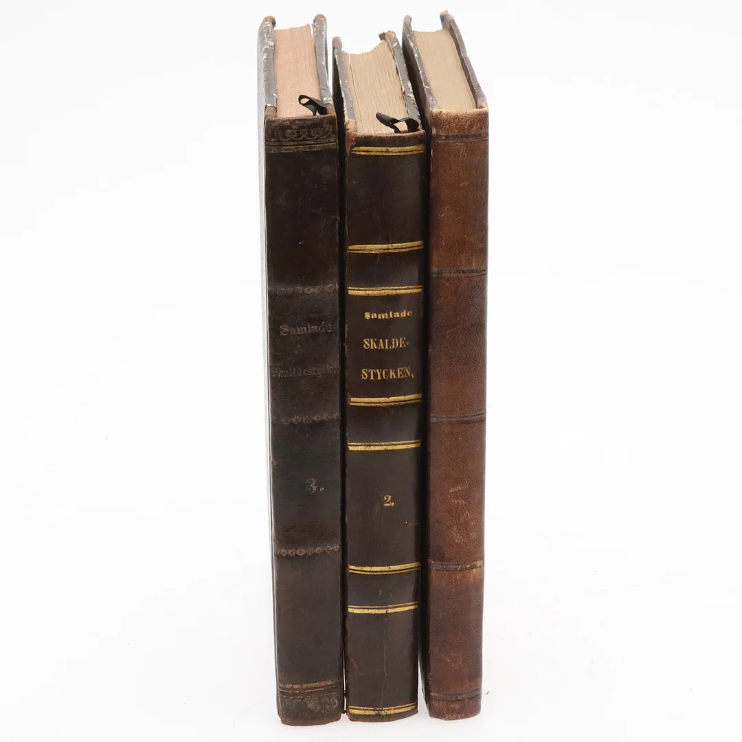 SAMLADE SKALDESTYCKEN. 3 volymer, flera författare, handskrivet, 1800/1900-tal. — Books — Örebro Stadsauktioner