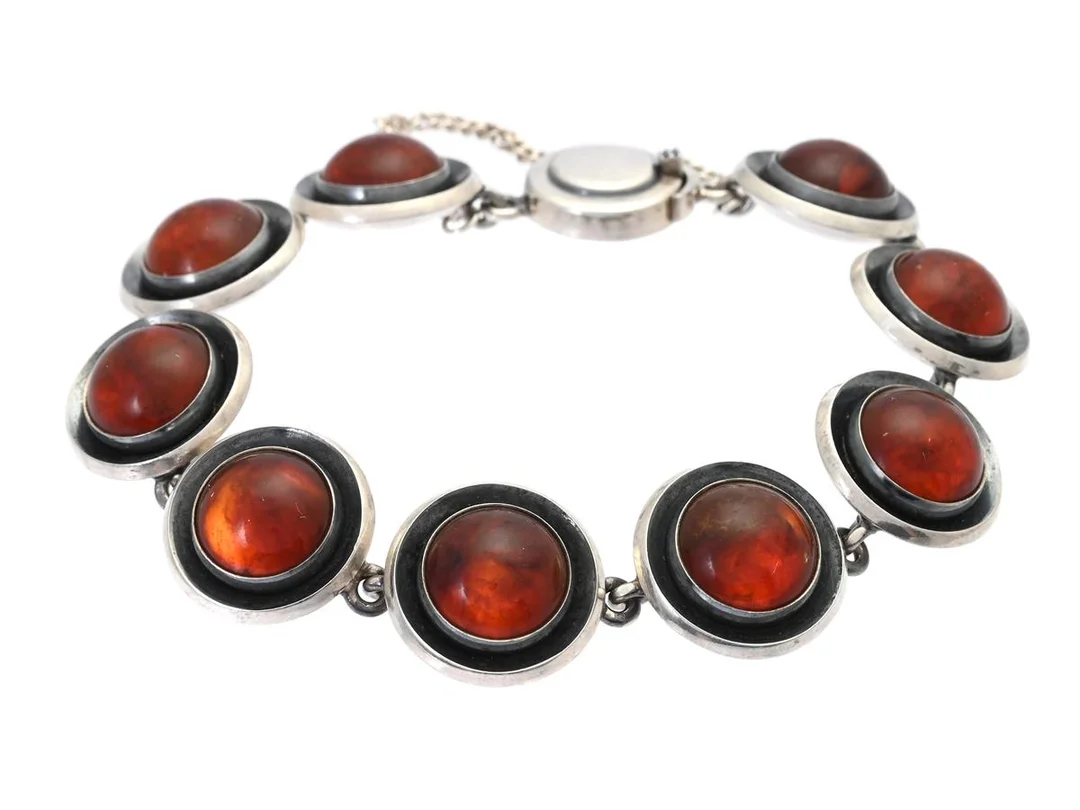 N.E FROM, armband, sterlingsilver, bärnsten, Danmark, längd 18 cm, vikt 42,9 g, säkerhetskedja. — Smycken/Armband — Kaplans