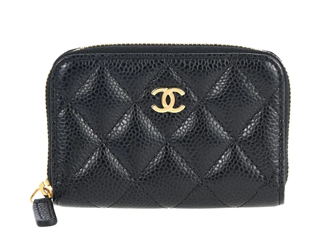 CHANEL, PLÅNBOK, Matelasse Wallet, svart quiltat kaviarläder, guldfärgade beslag, 10,5x7,5x1,5 cm, kort, hologrammärkt 25271157, år 2018, care booklet, cert, dustbag, originalkartong. Excellent Condition. — Accessoarer/Plånböcker — Kaplans
