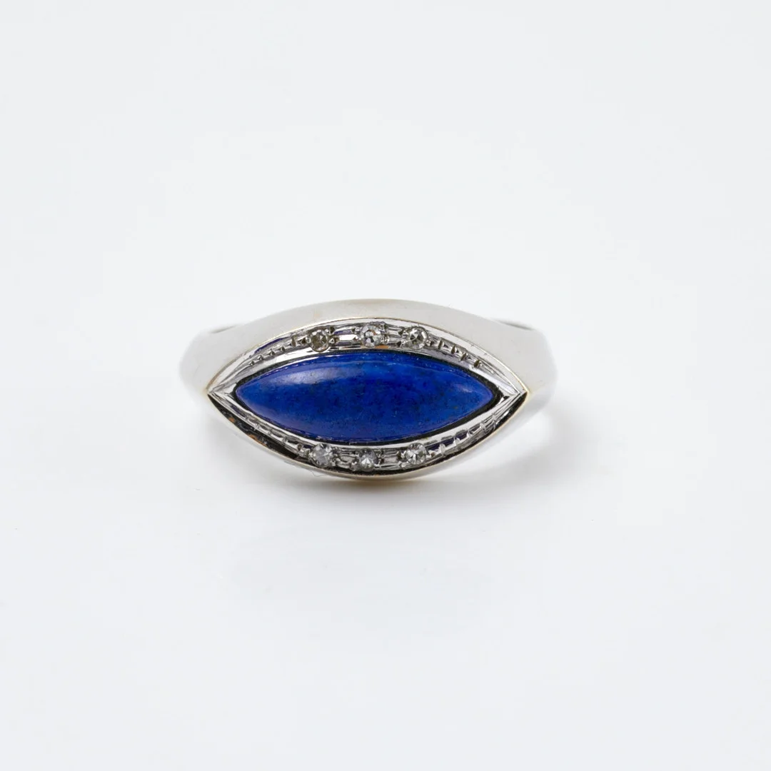 BUCHERER. Ring, 18 k vitguld, 1 cabochonslipad lapis lazuli, 6 briljantslipade diamanter, ca 0,03 ct enligt gravyr, Schweiz. — Rings — Stockholms Auktionsverk Sickla