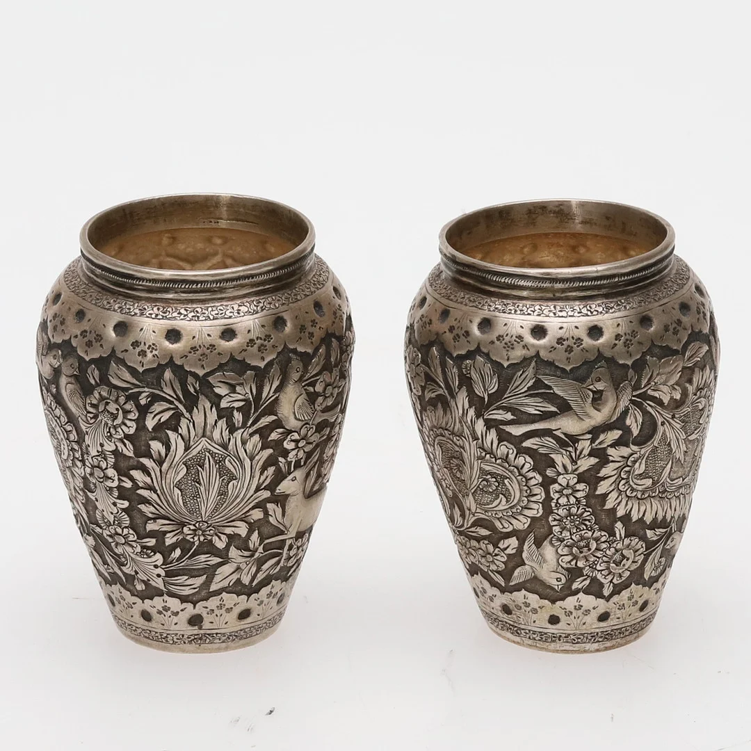 PERSISKA VASER. Silver med reliefdekor flora och fauna, 292g, 1900-tal. — Silver — Örebro Stadsauktioner