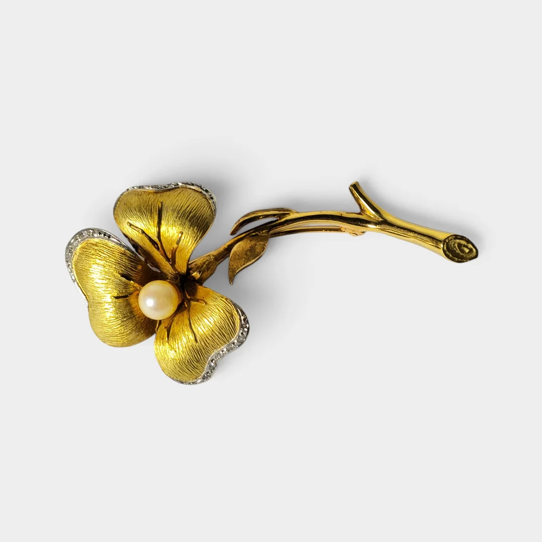 Broche en oro de 18K,con brillantes y perla cultivada. — Brooches & Pendants — Barcelona Auctions