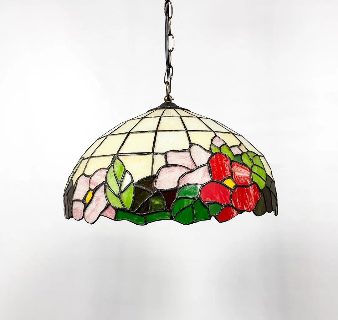 TAKLAMPA, blyinfattat glas, Tiffany-stil, 1900-tal. — Ceiling lights — Auktionshuset STO Bohuslän