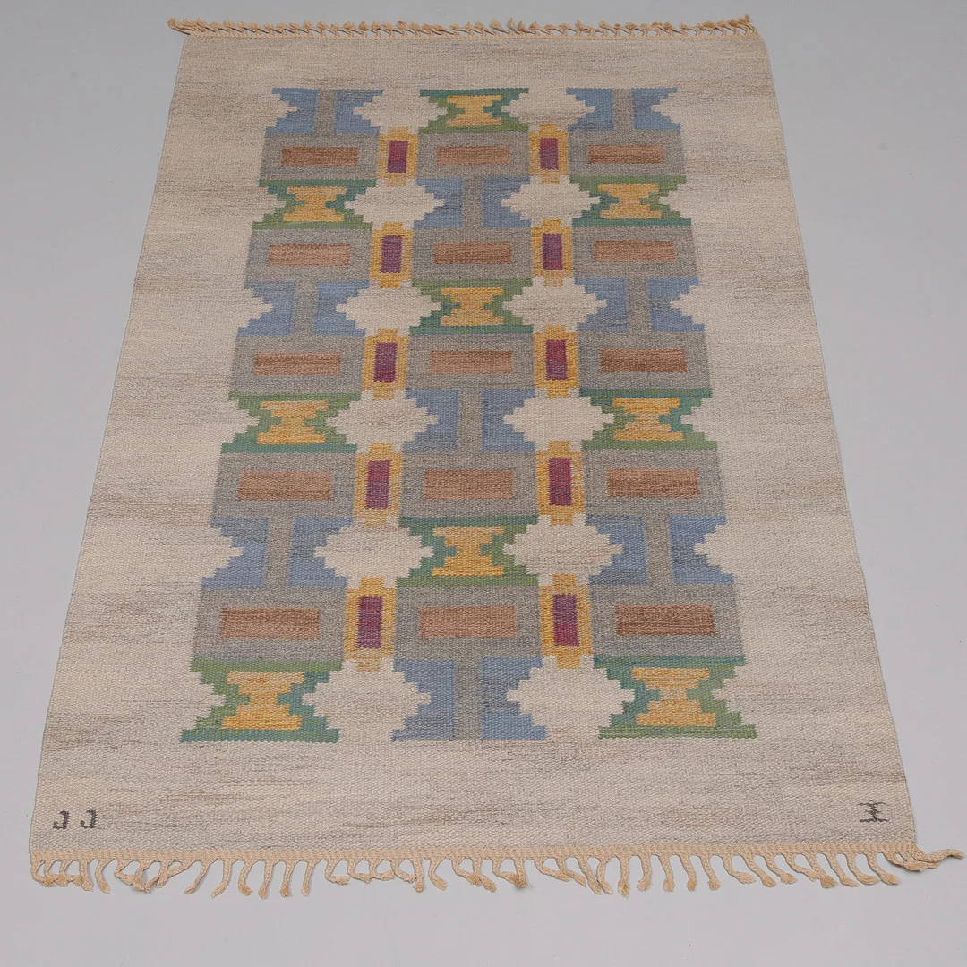 JUDITH JOHANSSON. Matta, röllakan, "Soldis", signerad, formgiven 1948. — European Carpets & Textiles — Auktionsbyrån Varberg