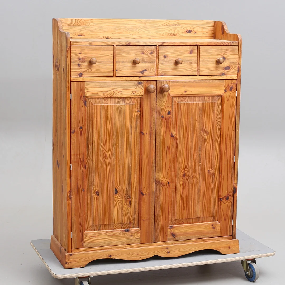 SKÄNK MED LÅDOR, furu, 1900-talets senare del. — Cupboards, Cabinets & Shelves — Auktionshuset Thelin & Johansson