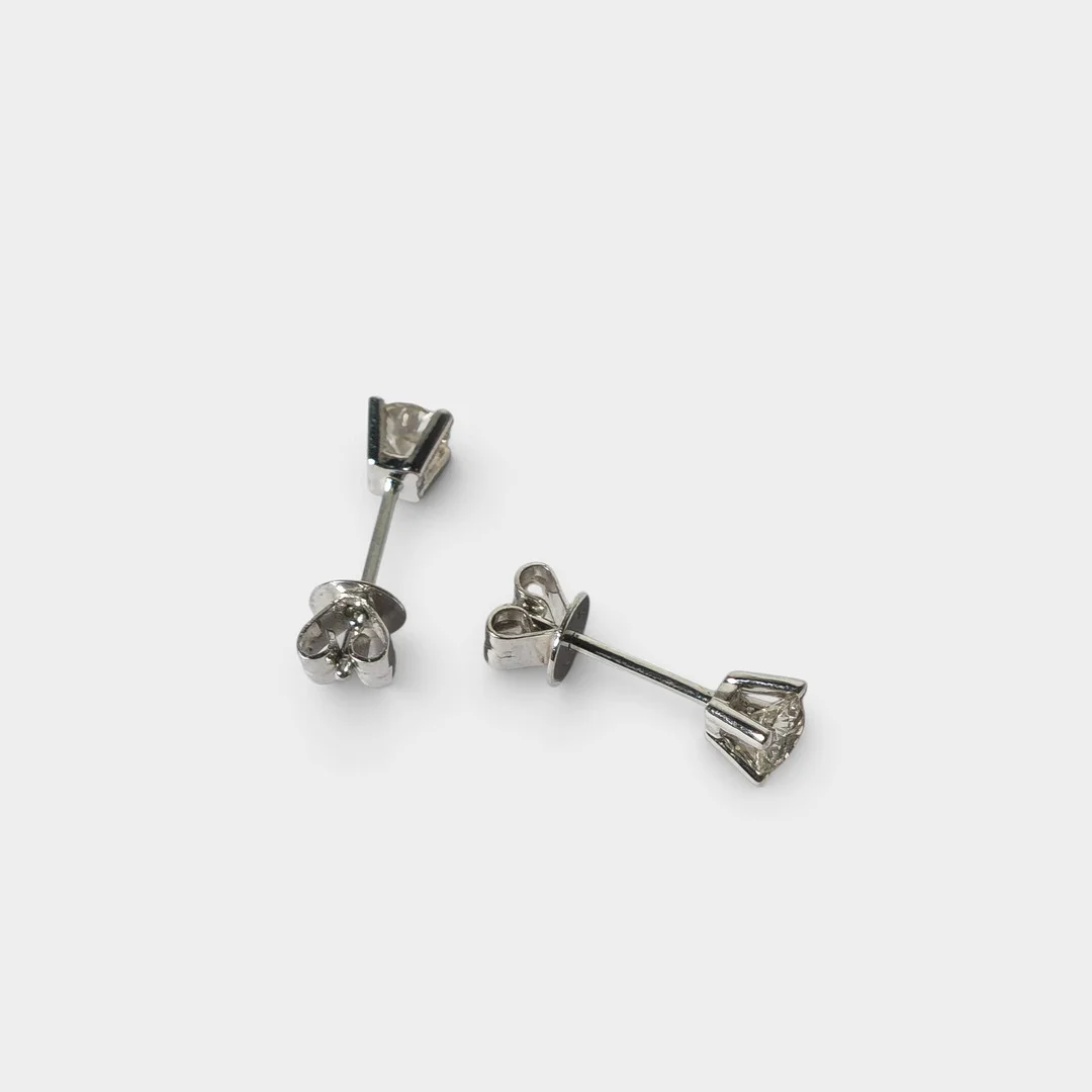 Pendientes en oro de 18 K y diamantes engarzados en grapa. — Earrings — Barcelona Auctions