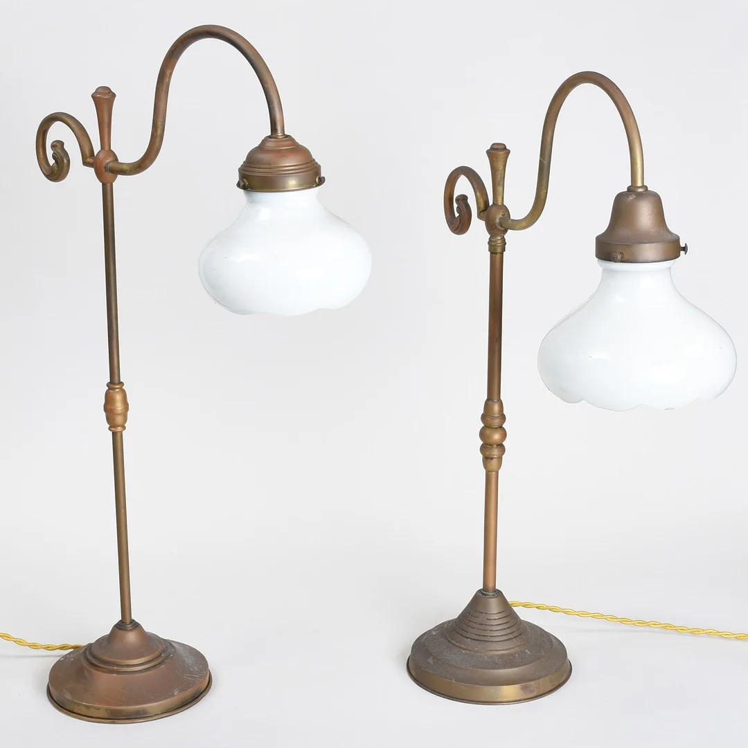 BORDLAMPER, et par, patineret messing med skærme i opalglas. Det 20. århundrede. — Table Lamps — Sørensen Auktioner