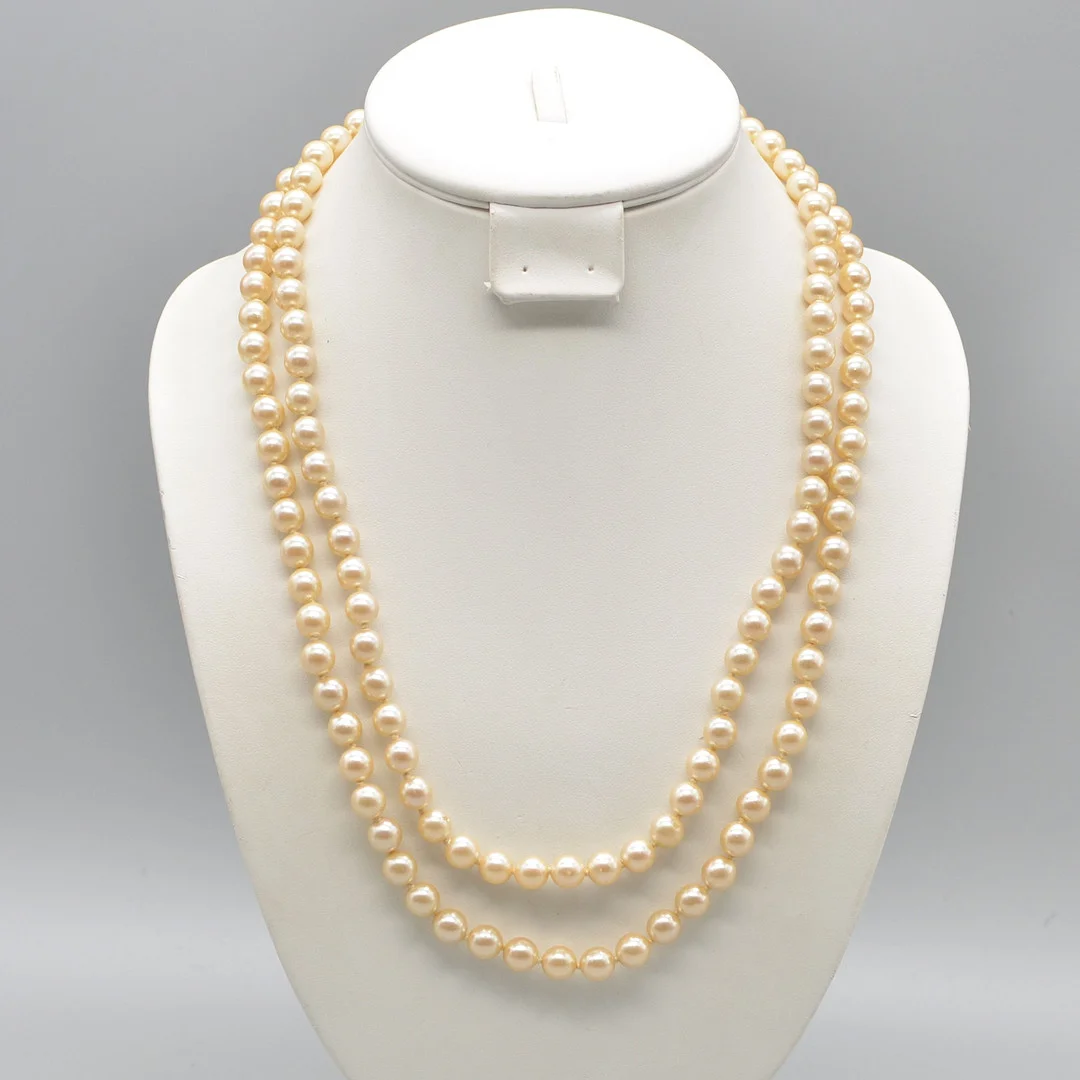 LANGES PERLENCOLLIER, CREME-FARBEN, EINZELN GEKNÜPFT, UM 1950, CA. 120 CM. — Necklace — Kunst- und Auktionshaus Kleinhenz
