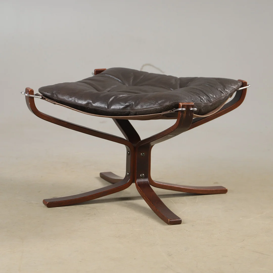 SIGURD RESELL (1920-2010). Fotpall, "Falcon", skinn och bok, Vatne Møbler, 1900-talets andra hälft. — Armchairs & Chairs — Helsingborgs Auktionskammare