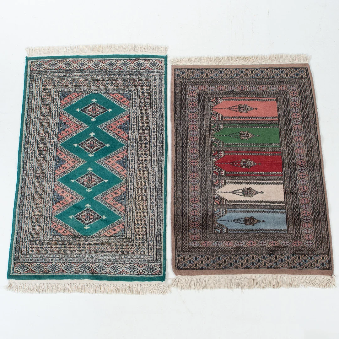 ORIENTMATTOR, 2 st, Pakistan, handknutna. — Oriental Carpets & Textiles — Laholms Auktionskammare