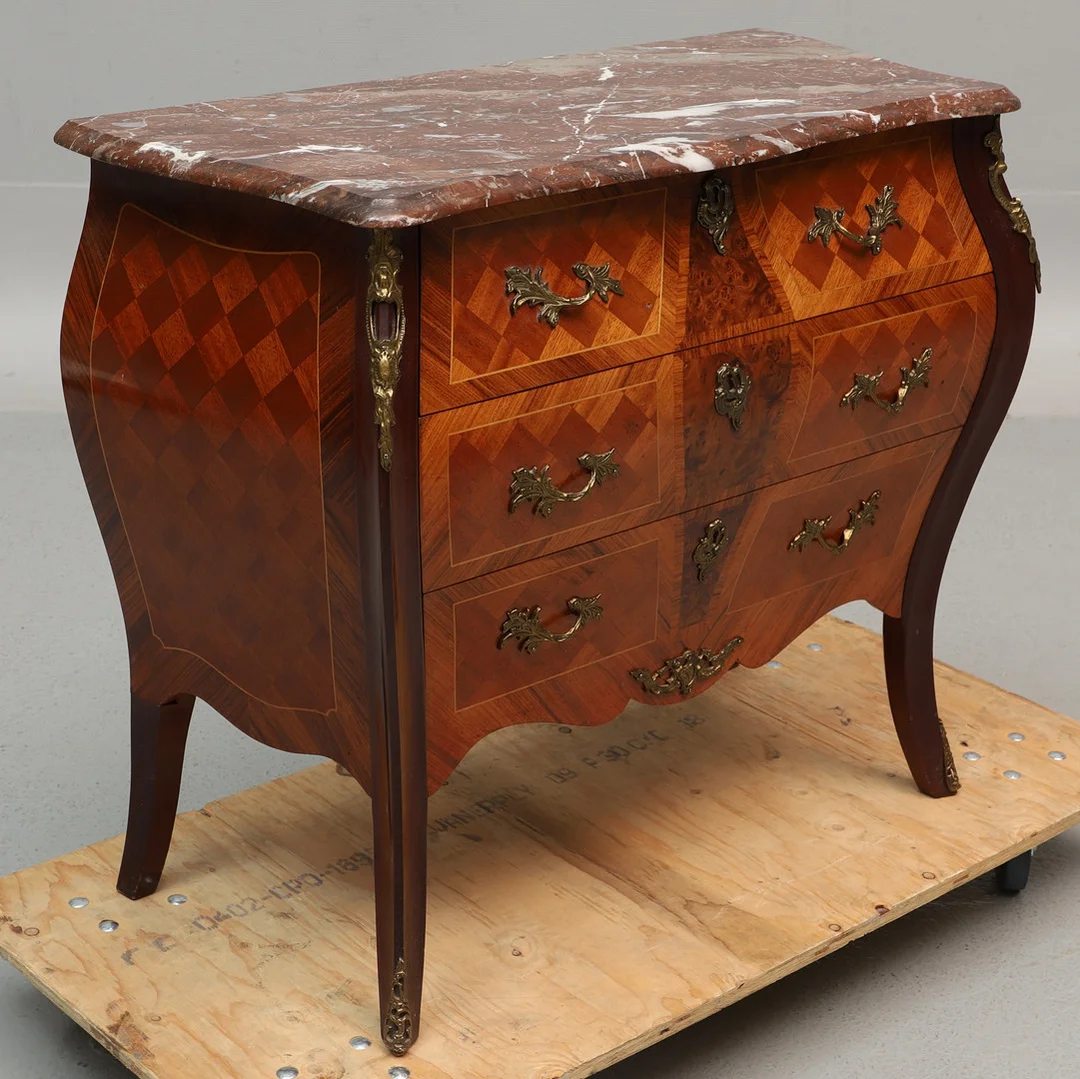 BYRÅ, med marmorskiva, rokokostil, Rydén Möbler AB, Nybro, 1960/70-talet. — Chests of drawers — Ekenbergs Auktioner