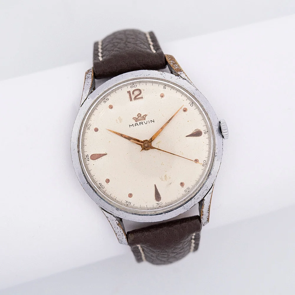 MARVIN ARMBANDUHR MIT MARVIN-UHRWERK, KALIBER 560 MIT 17 STEINEN, HANDAUFZUG, GEHÄUSE VERCHROMT, GEHÄUSEBODEN EDELSTAHL, 1950ER JAHRE, BRAUNES LEDERARMBAND. — Wristwatches — Kunst- und Auktionshaus Kleinhenz