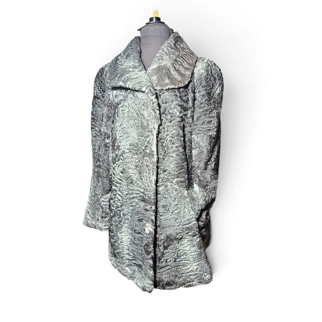 Peletería Roura. Chaquetón de swakara en tonos gris antracita y gris perlado. — Vintage & Designer Fashion — Arce Auctions