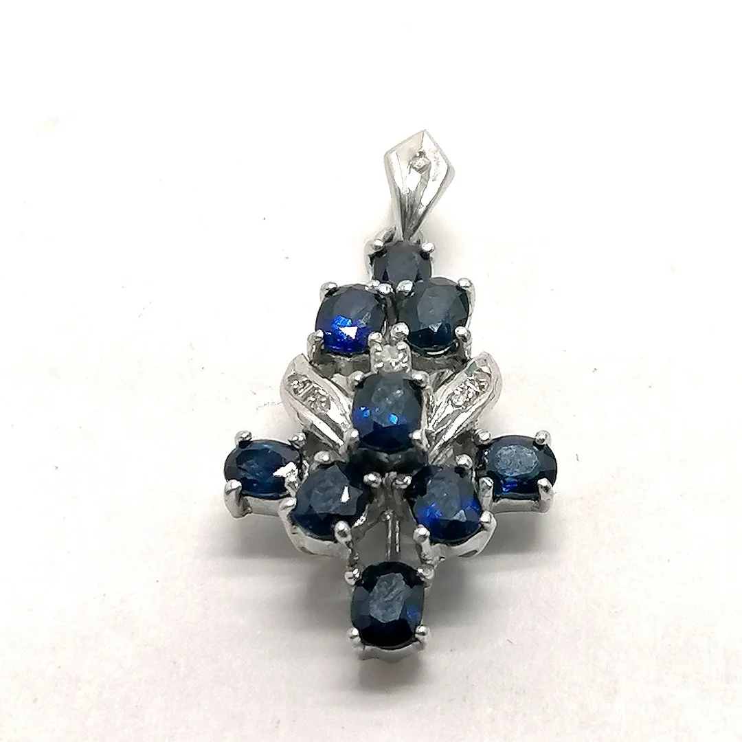 18ct WHITE GOLD SAPPHIRE & DIAMOND PENDANT. — Brooches & Pendants — Acreman St Auctioneers & Valuers
