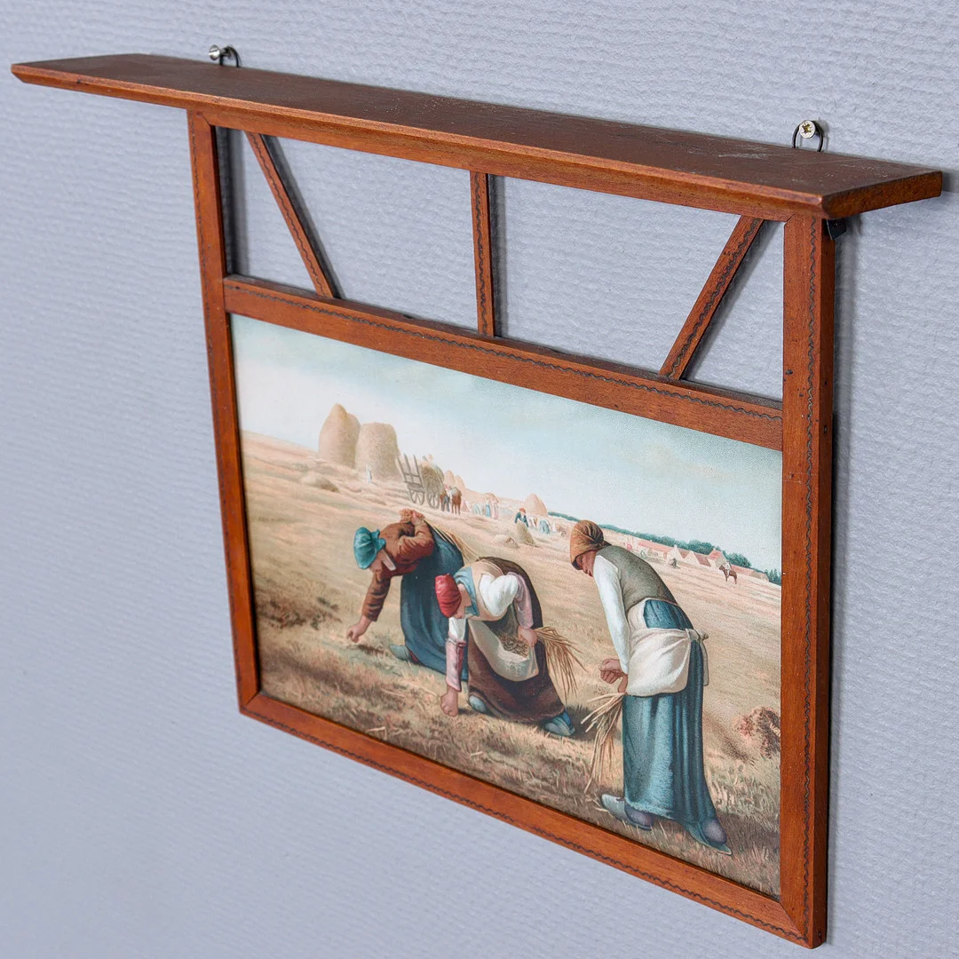 LITEN DEKORATIV VÄGGHYLLA I TRÄ MED INRAMAT TRYCK "AXPLOCKERSKORNA", 1900-TAL. — Cupboards, Cabinets & Shelves — Auktionskammaren Sydost Kalmar
